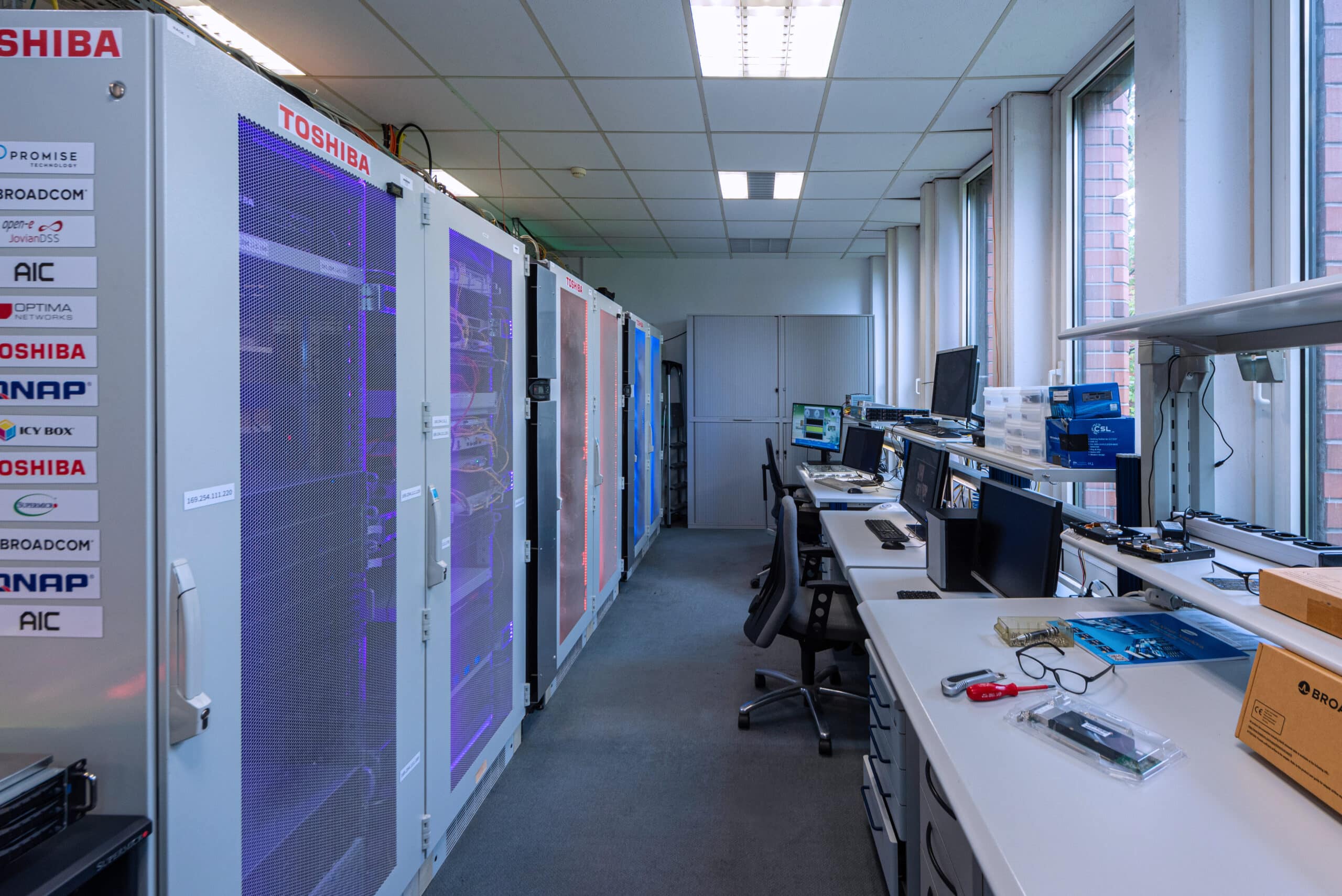 Servers en opslagapparaten worden getest.