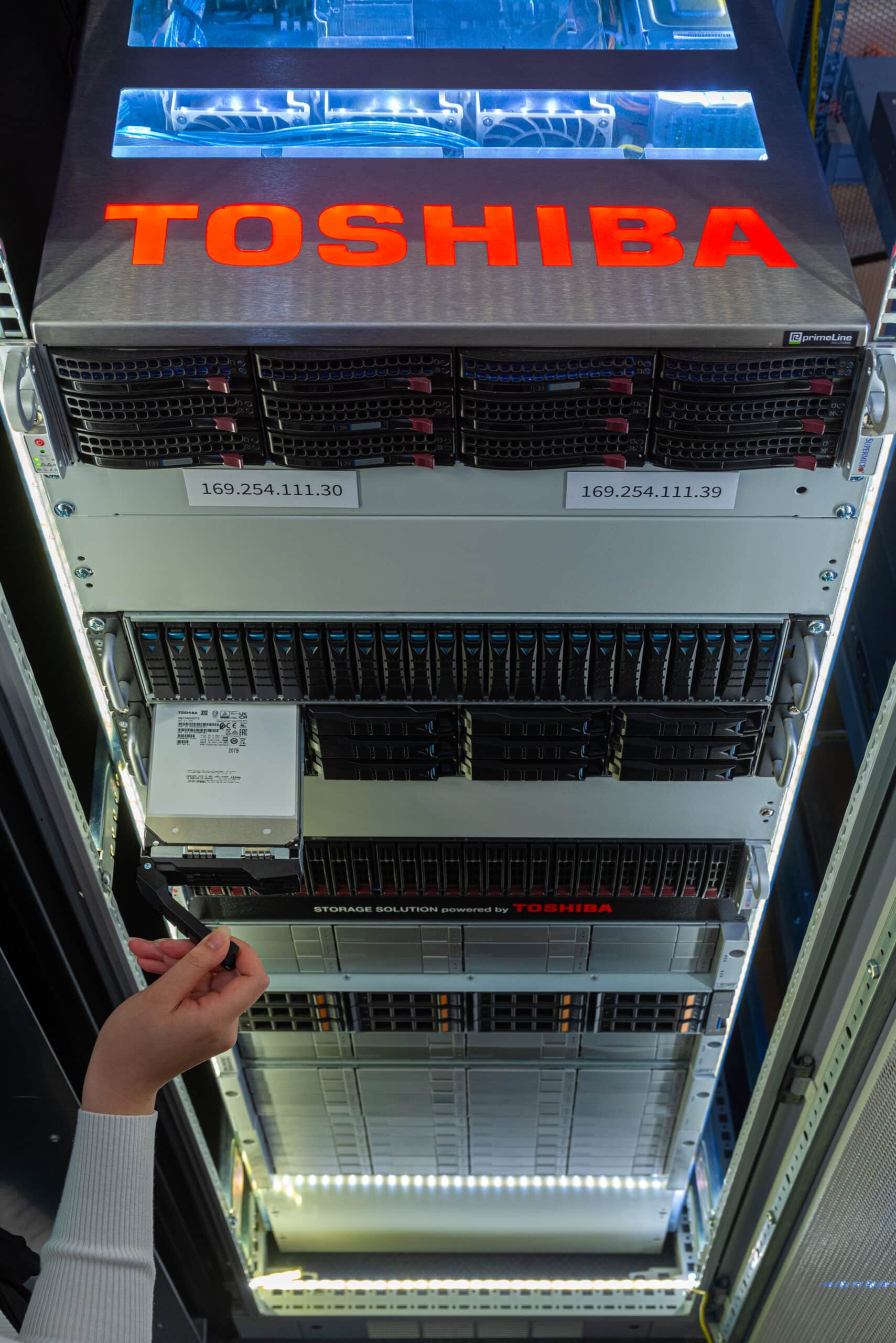 Een Toshiba-medewerker test harde schijven in het lab.